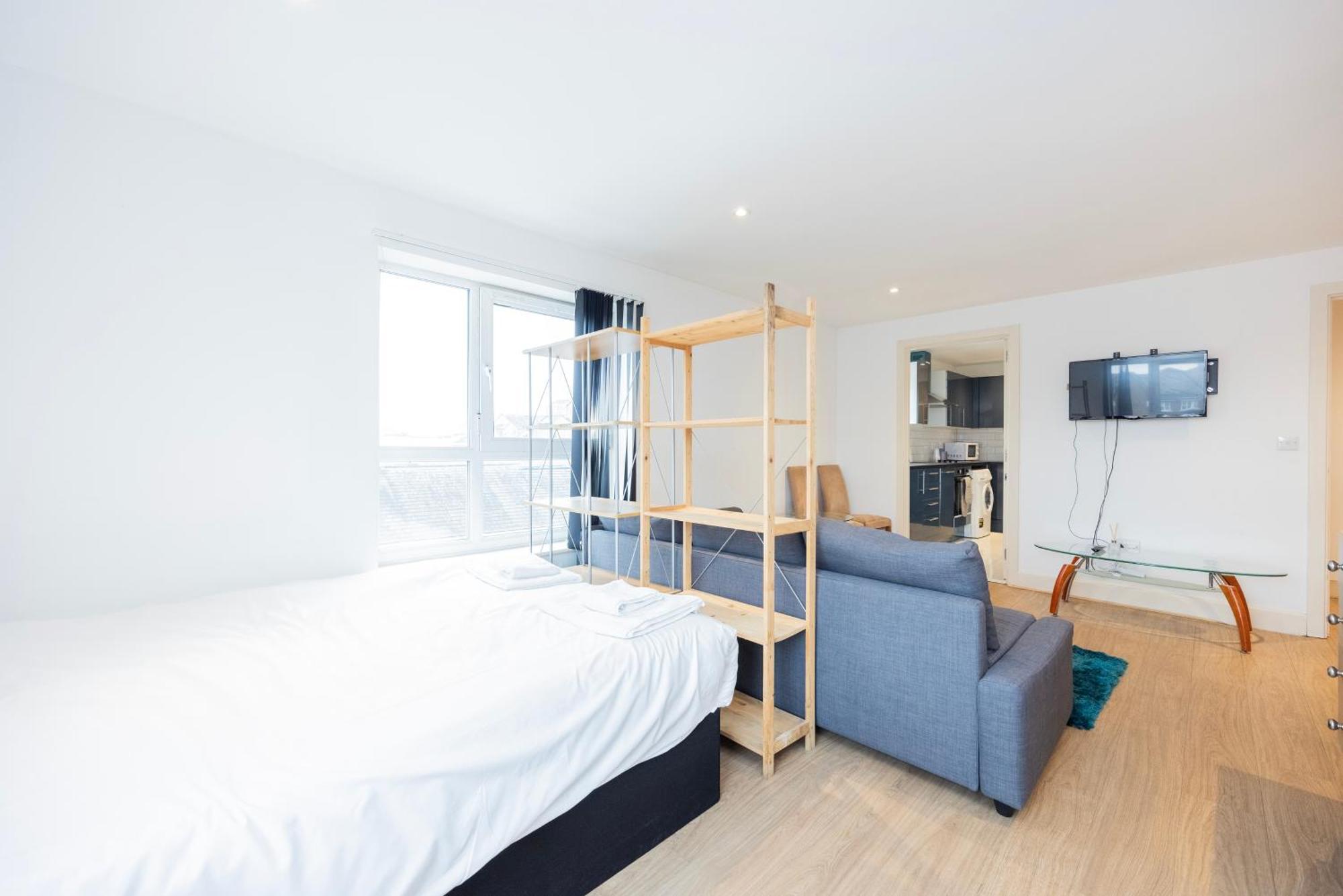 Heads On Bed - Docklands Canary Wharf Excel Londra